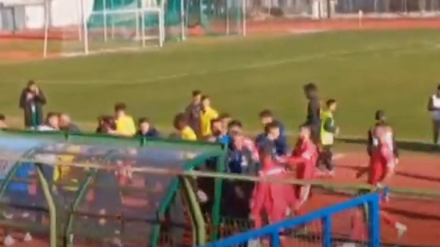 Κοζάνη – ΑΕΚ: «Σύρραξη» στο τέλος του ματς, καταγγελίες για γροθιά στον Χριστόπουλο! (video)