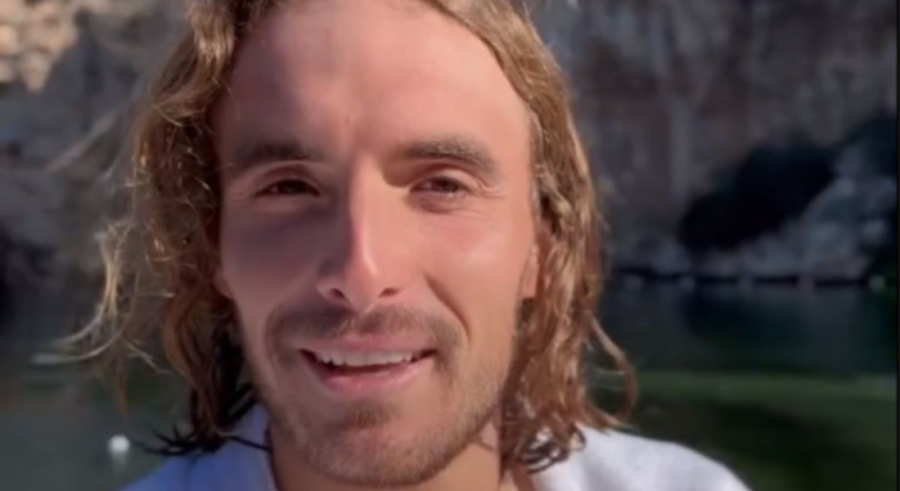 Για μπάνιο στη λίμνη Βουλιαγμένης ο Τσιτσιπάς: «Μου θυμίζει νησί» (video)