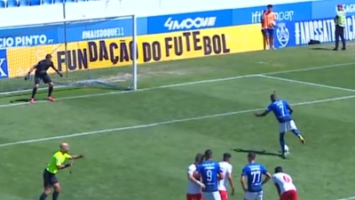 Όχι δεν κόλλησε τον κινητό σας, είναι μία κανονική εκτέλεση πέναλτι! (video)