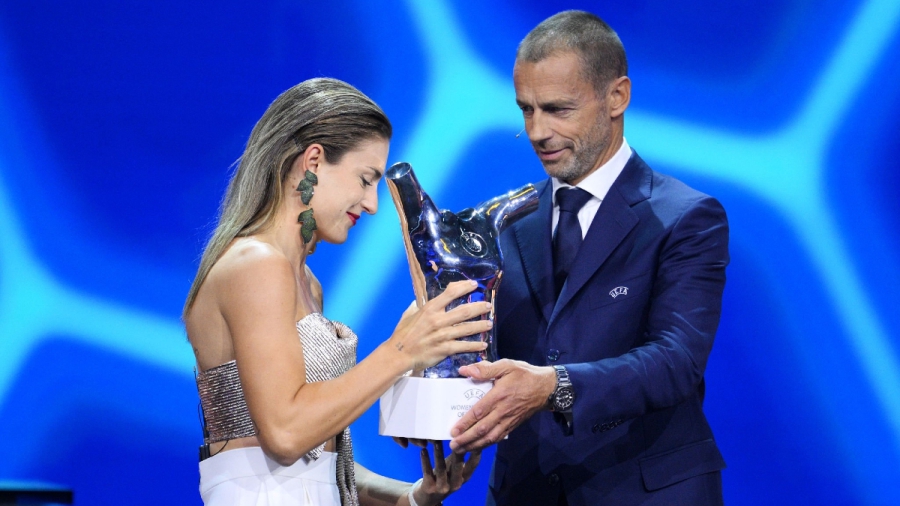 Κορυφαία γυναίκα ποδοσφαιριστής η Αλέξια Πουτέγιας!