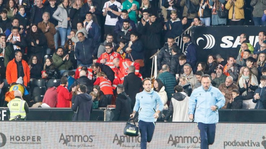 Πέθανε φίλαθλος της Βαλένθια που κατέρρευσε μέσα στο γήπεδο!