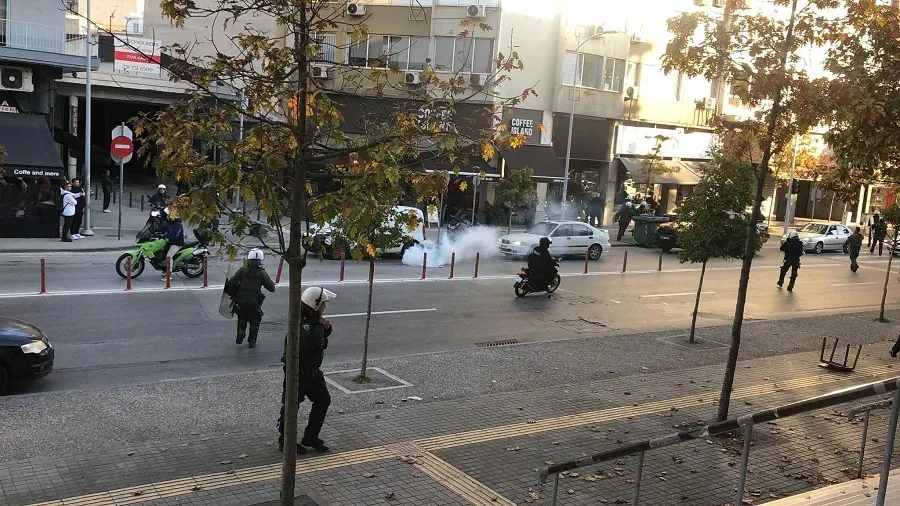 Επεισόδια έξω από το δικαστήρια Θεσσαλονίκης για την δολοφονία του Άλκη Καμπανού