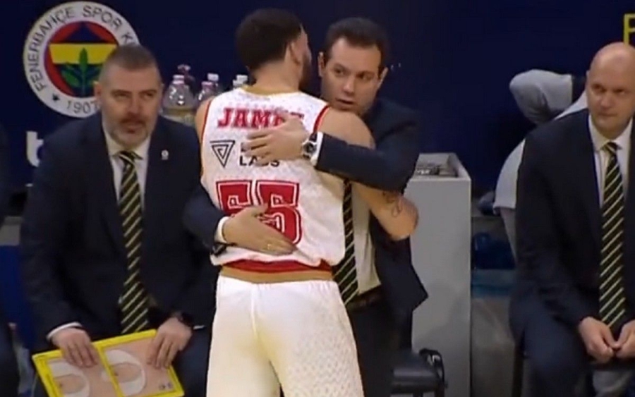 Η αγκαλιά του Μάικ Τζέιμς στον Δημήτρη Ιτούδη πριν το Φενέρμπαχτσε - Μονακό