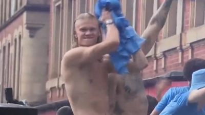 Ημίγυμνος στη βροχή γιορτάζει το τρεμπλ ο Χάαλαντ (vids)