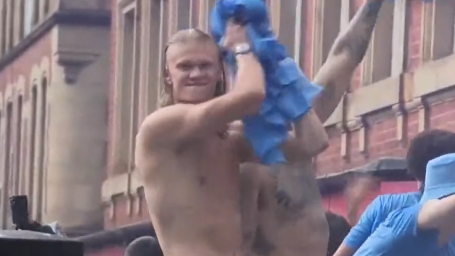 Ημίγυμνος στη βροχή γιορτάζει το τρεμπλ ο Χάαλαντ (vids)