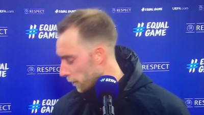 Έρικσεν: Δέχτηκε κέρμα ενώ έκανε δηλώσεις (video)