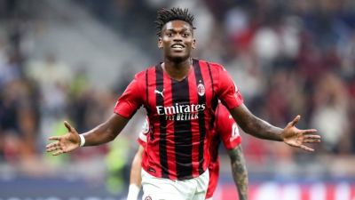 Μίλαν: Βράβευσε στην προπόνηση τον Λεάο, που έφτασε τις 100 «Ροσονέρι» εμφανίσεις (video)