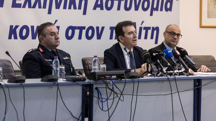 Χρυσοχοΐδης: «Υπάρχουν ενδείξεις οπαδικού υπόβαθρου στη δολοφονία του Κλεομένη - Θα διαλύσουμε την οπαδική βία!»