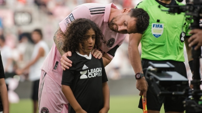 Ο Μέσι συνόδευσε τον γιο του DJ Khaled, ο μικρός ξεκίνησε να κλαίει και ο Αργεντινός τον συνέφερε! (video)