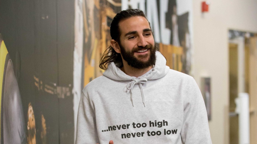 Μια τεράστια αγκαλιά για τον… γίγαντα Ρίκι Ρούμπιο! (video)