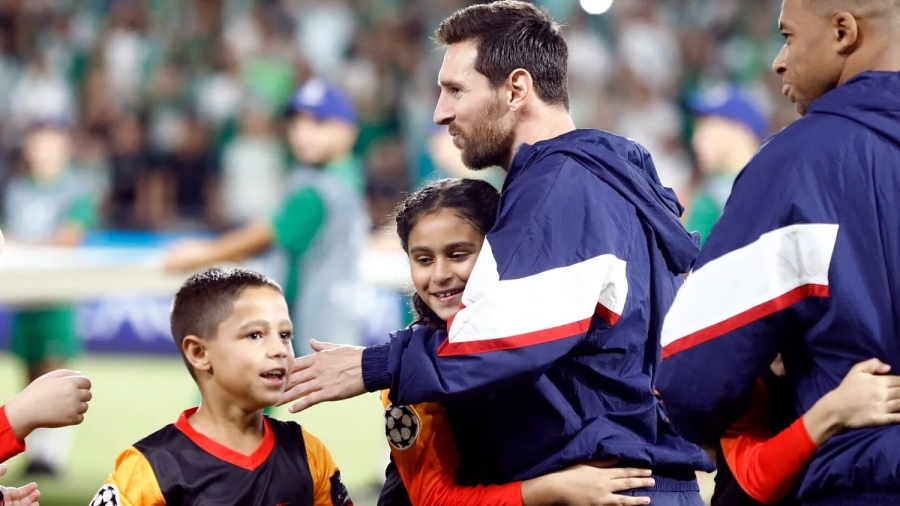 Λατρεία για τον Μέσι: H απίστευτη αντίδραση των παιδιών που συνόδευαν την Παρί Σεν Ζερμέν (video)