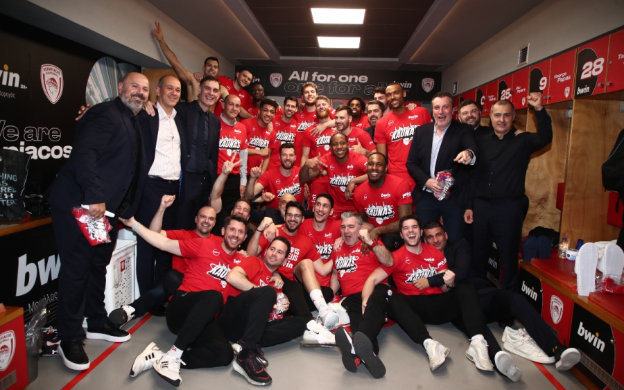 Οι «ερυθρόλευκοι» πανηγυρισμοί στα αποδυτήρια του ΣΕΦ! (photo)