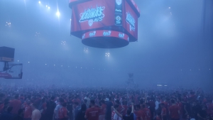 Η νύχτα έγινε... μέρα από τους φίλους του Ολυμπιακού με τη λήξη του αγώνα (video)