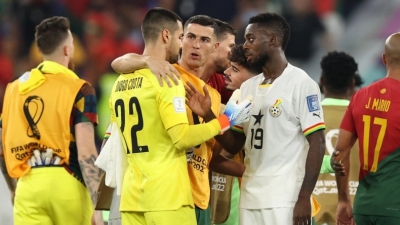 «Χαμογέλα, νικήσαμε»: Η ηγετική κίνηση του Ρονάλντο στον Ντιόγκο Κόστα μετά την παρ' ολίγον γκάφα! (video)