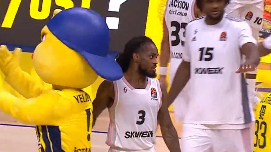 «Ντου» από τη μασκότ της Φενέρ στο παρκέ για να… χωρίσει παίκτες! (video)