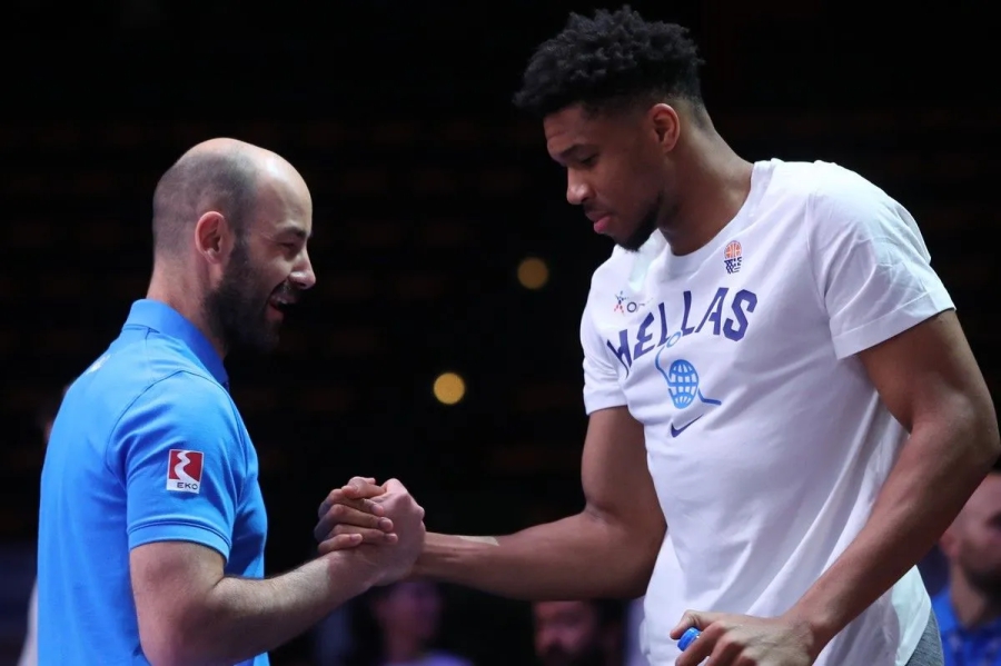 «Κανονικά μαζί μας στο Ακρόπολις - Ευχαριστώ πολύ τον κόσμο!»: Ο coach Σπανούλης σχολίασε την αστοχία και είπε ό,τι περιμέναμε για τον Γιάννη!