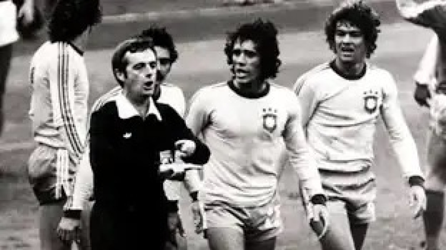 Ο Χιλ Μανθάνο αδίκησε τη Ρεάλ, φέρνοντας μνήμες από τον γραφικό Κλάιβ Τόμας, γιατί ένα ματς δεν λήγει σαν το μπάσκετ, με το χρονόμετρο!