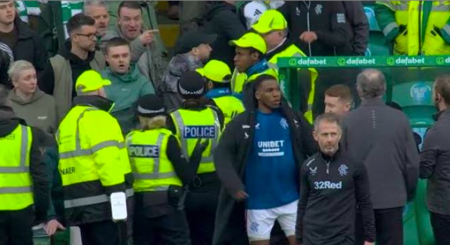 Πανηγύρια με... ρίσκο: Νερό πέταξαν οι παίκτες της Ρέιντζερς στους οπαδούς της Σέλτικ στο «Old Firm»!