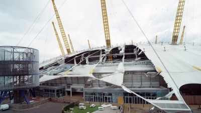 Λονδίνο: Τεράστιες ζημιές στην O2 Arena από θυελλώδεις ανέμους!
