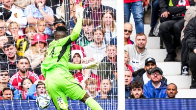 Ο Ονάνα «έφαγε» το πρώτο του γκολ στο Όλντ Τράφορντ από τη μεσαία γραμμή! (video)