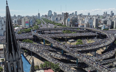 «Τρελός» οπαδός της Αργεντινής πήδηξε από γέφυρα πάνω στο πούλμαν της ομάδας! (video)