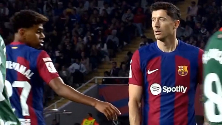 Πρόβλημα στην Μπαρτσελόνα; Ο Λεβαντόφσκι αρνήθηκε να δώσει το χέρι στον Γιαμάλ για μία… πάσα! (video)
