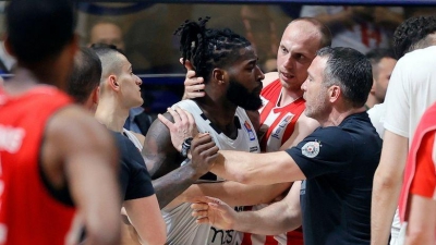 Χαμός στο Ερυθρός Αστέρας-Παρτιζάν: Αντικείμενα βροχή και χειρονομίες παικτών!