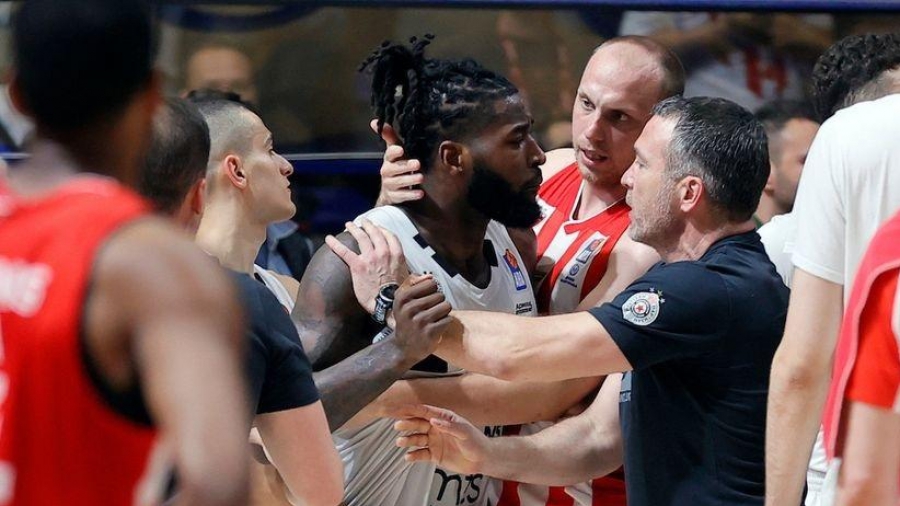 Χαμός στο Ερυθρός Αστέρας-Παρτιζάν: Αντικείμενα βροχή και χειρονομίες παικτών!