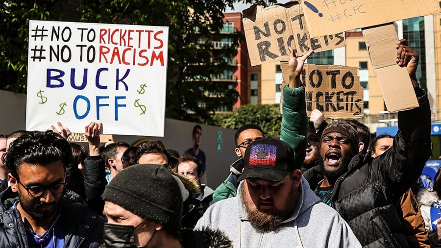 Πορεία διαμαρτυρίας των φίλων της Τσέλσι κατά της οικογένειας Ρίκετς: «Όχι σε αυτούς, όχι στον ρατσισμό»!