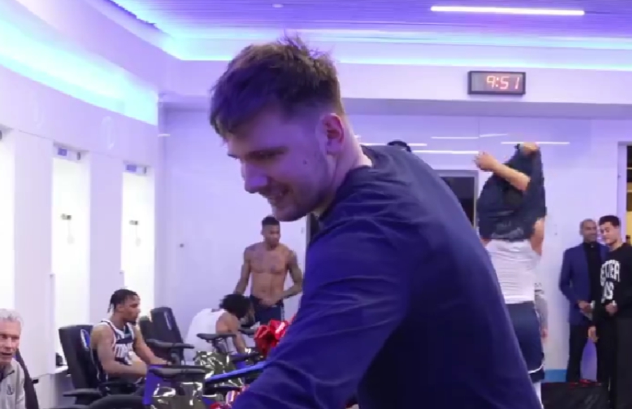 Ο… Άγιος Βασίλης Ντόντσιτς πήρε δώρο σε παίκτες και προπονητές των Μάβερικς από ένα ηλεκτρικό ποδήλατο! (video)