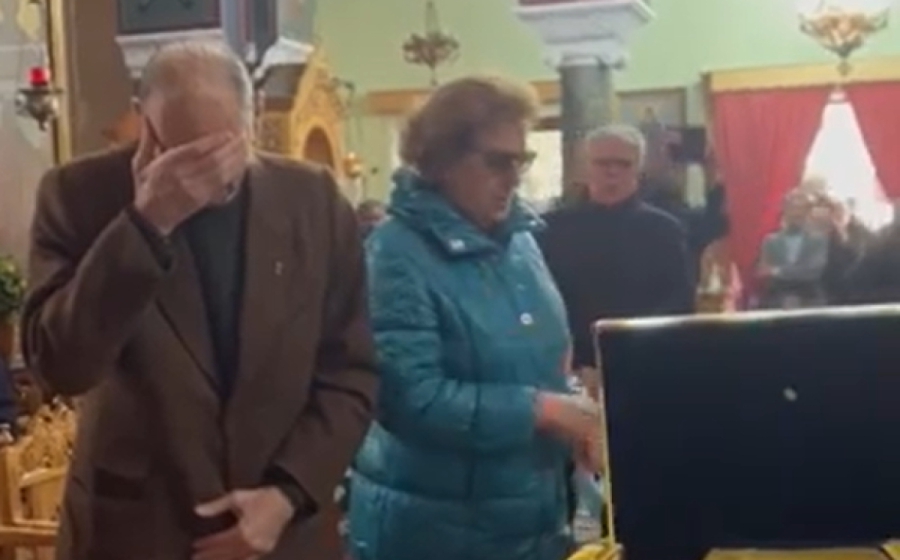 Έβαλε τα κλάματα ο Αντωνιάδης μπροστά στο φέρετρο του Παπαϊωάννου (video)