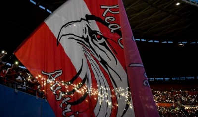 Φοβερές εικόνες στο Αυστρία - Δανία: «Κύμα» με... κινητά από τους οπαδούς! (video)