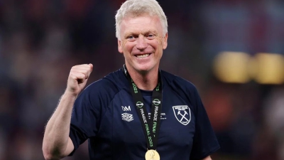 Γουέστ Χαμ: Ο Μόγιες έδωσε το μετάλλιο του Conference League στον 87χρονο πατέρα του (video)