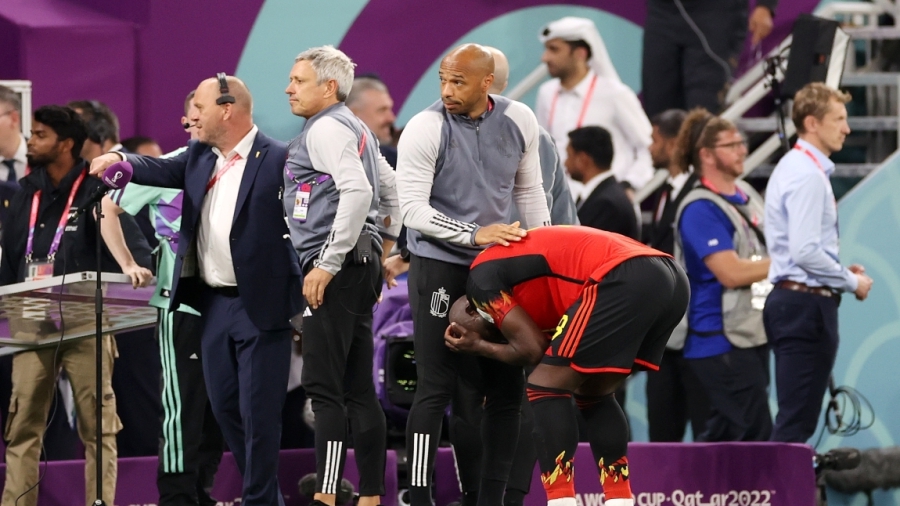 Βέλγιο: Ο Λουκάκου βρήκε... παρηγοριά στον ώμο του Ανρί! (video)