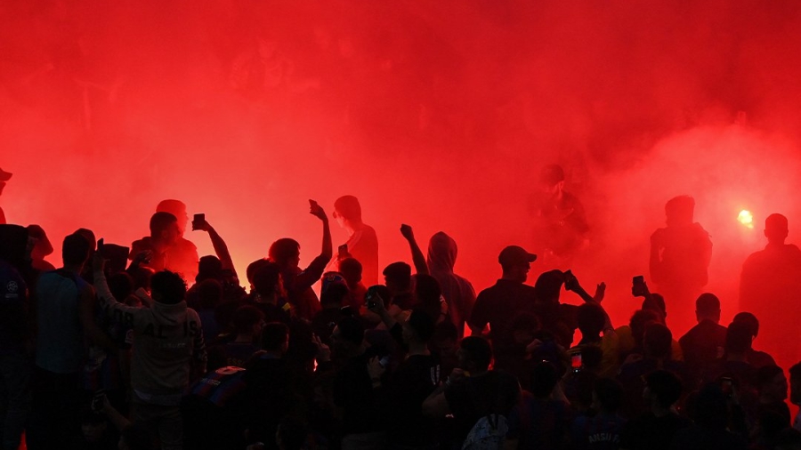 Χιλιάδες φίλοι της Μπαρτσελόνα έξω από το Καμπ Νου για να εμψυχώσουν τους παίκτες του Τσάβι