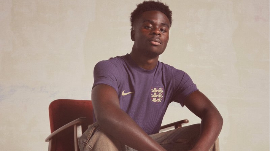 Νέο look από την εθνική Αγγλίας: Εντυπωσιάζει και στα... μωβ!