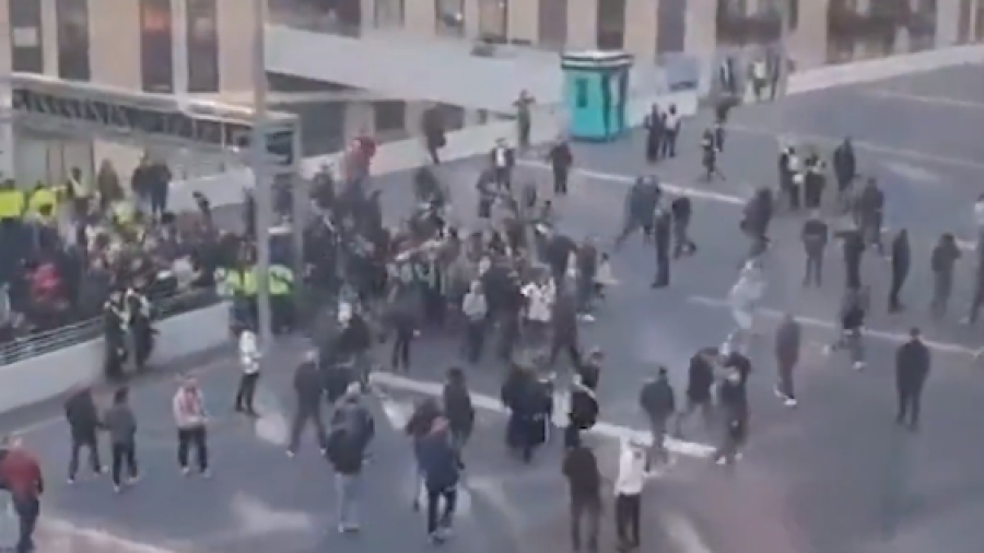 «Απίστευτο!»: Οπαδοί της Μάντσεστερ Γιουνάιτεντ επέστρεψαν... τρέχοντας στο Wembley, λόγω VAR! (video)