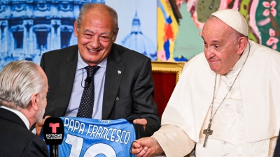 Φανέλα της Νάπολι με το Νο.10, δώρο στον Πάπα από τον Ντε Λαουρέντις (video)