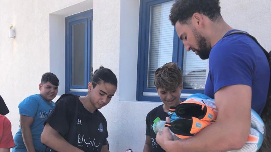 Μοίρασε αυτόγραφα και χαμόγελα στα παιδιά της ακαδημίας του ΑΟ Μυκόνου ο Κλέι Τόμπσον!