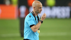 UEFA: Έρευνα για τις αποφάσεις του Άντονι Τέιλορ στον τελικό του Europa League!