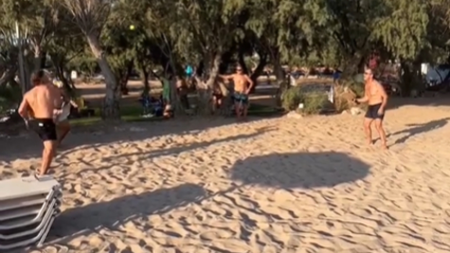 Ο Αλμέιδα χαλαρώνει σε παραλία παίζοντας ρακέτες και ακούει Βέρτη (video)