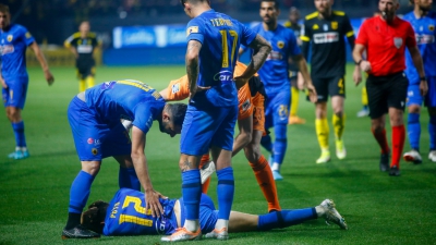 Άρης – ΑΕΚ: Δέχθηκε μπουκάλι στο κεφάλι του ο Ρότα