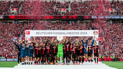 Το πάρτι ξεκίνησε στο Λεβερκούζεν: Η απονομή του ιστορικού τίτλου στην αήττητη ομάδα του Τσάμπι Αλόνσο! (video)