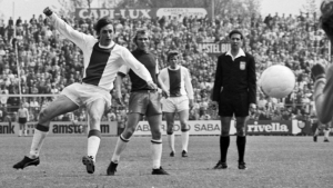 Όταν ο Κρόιφ φόρεσε για πρώτη φορά τη φανέλα του Άγιαξ!