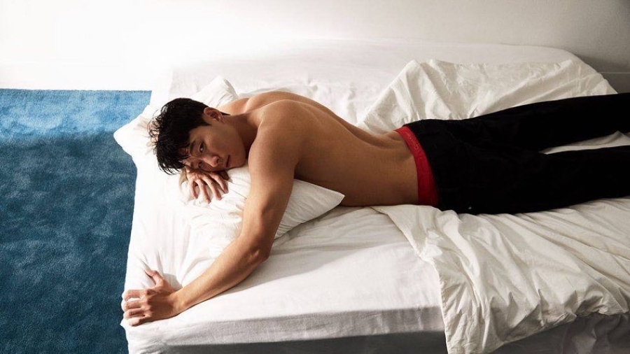 Ο Σον σε ρόλο «μοντέλου» για χάρη της Calvin Klein (video)