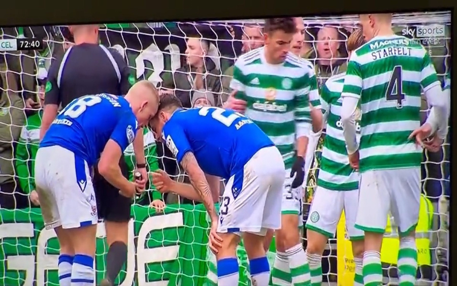 Έπος: Έπαιξαν «πέτρα-ψαλίδι-χαρτί» για να δουν ποιος θα εκτελέσει φάουλ! (video)