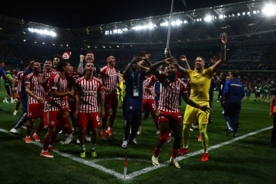 «Είσαι στο μυαλό» από 20.000 οπαδούς του Ολυμπιακού που αποθεώνουν παίκτες και Μεντιλίμπαρ! (video)