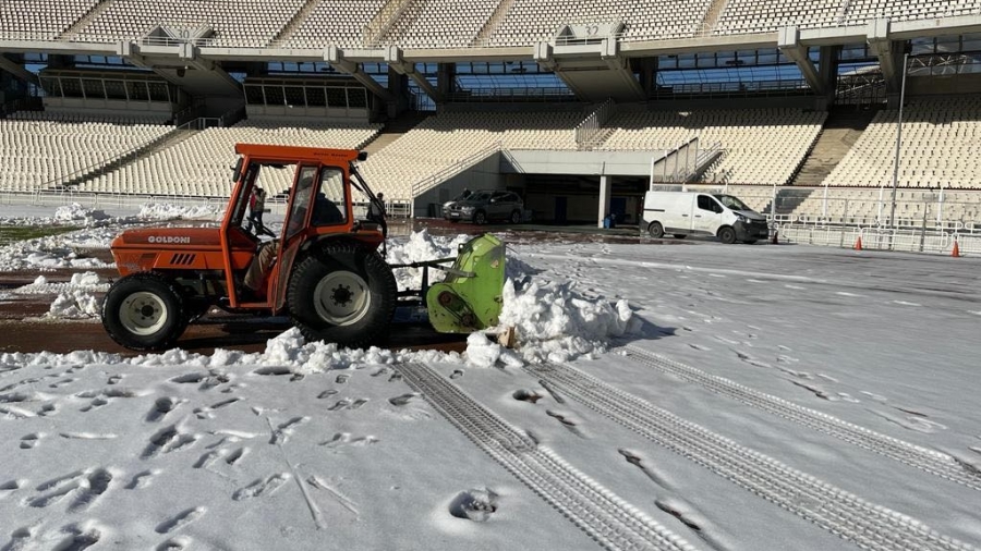 ΑΕΚ: Άρχισε η επιχείρηση εκχιονισμού του ΟΑΚΑ ενόψει Βόλου!