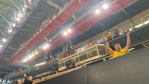 Χαμός στα Άνω Λιόσια: Πιστόλια φωτοβολίδων, καμένη σημαία, ντου οπαδών, κανένας έλεγχος (video)