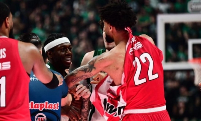 Καυγάς Ναν με Ντόρσεϊ, σκίστηκε η φανέλα του δεύτερου!